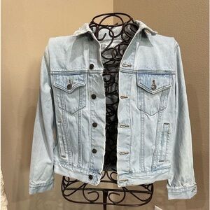 WHITE FOX Women’s light wash, distressed Jean jacket